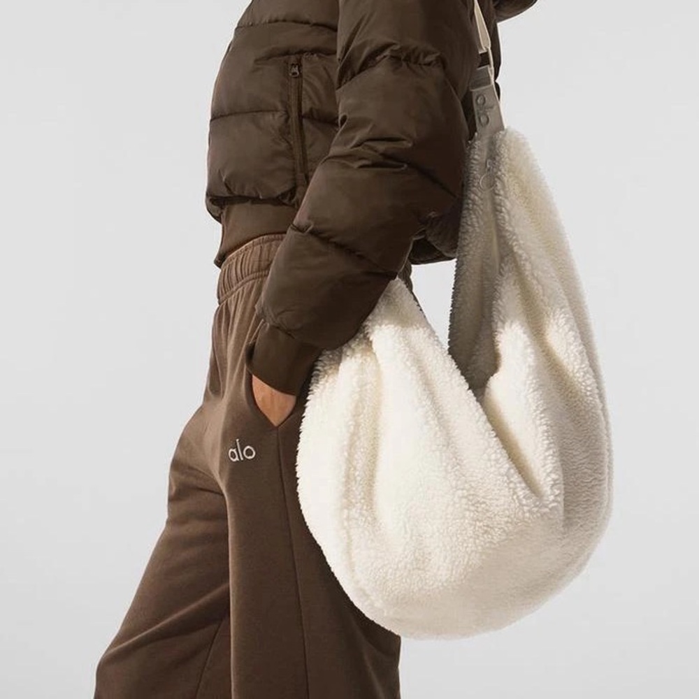 ALO Yoga sling bag

Color ivory